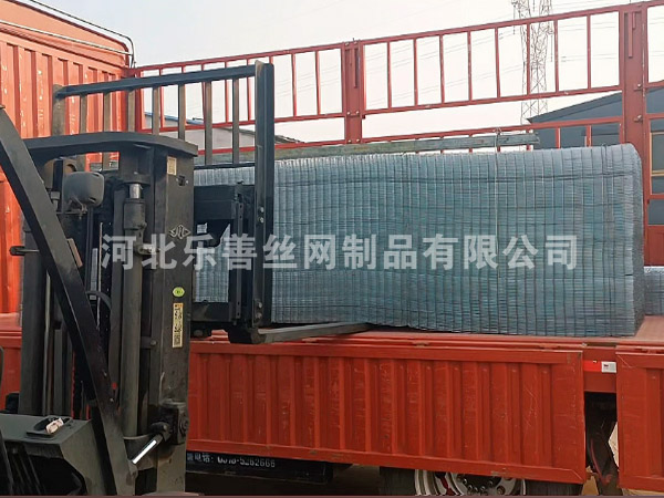 上海青岛王经理订购的不锈钢网片正在装车