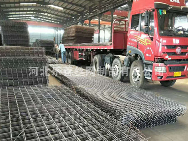 内蒙包头江总复购的钢筋建筑网片正在装车